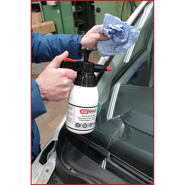 KS Tools Druckzerstäuber bei der Reinigung einer Autoscheibe