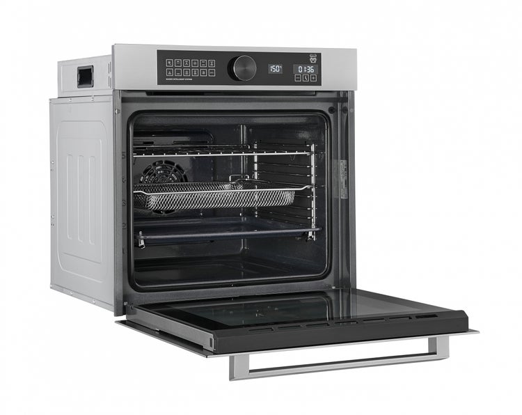 Einbau Backofen mit offener Tür, digitaler Anzeige und Einschüben inklusive Airfry Korb.