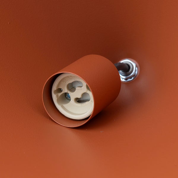 Lampenfassung E27 mit Keramikeinsatz in einem Lampenschirm.