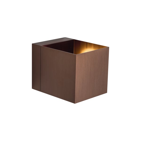 Würfelförmige LED-Wandleuchte aus gebürstetem Metall in Bronze.