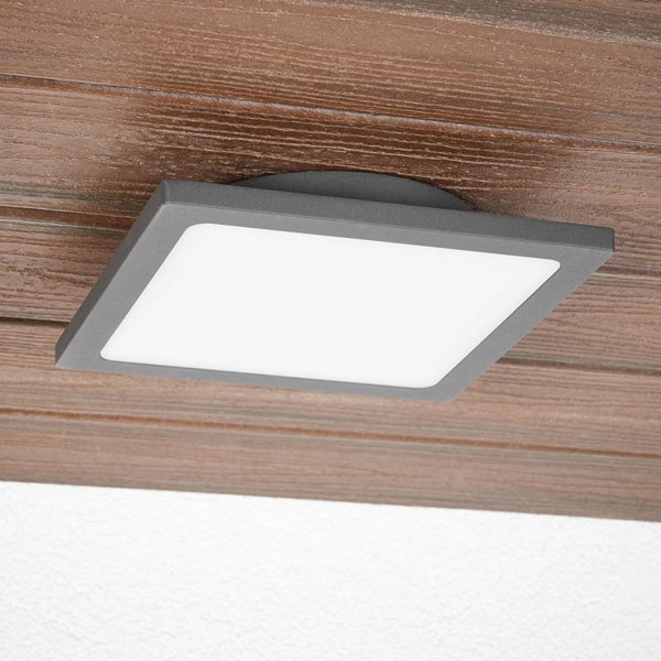 Quadratische LED-Außenleuchte in Anthrazit montiert auf einer Holzoberfläche.
