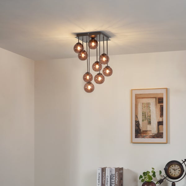 Deckenleuchte mit mehreren Glasleuchten in einem hellen Raum.