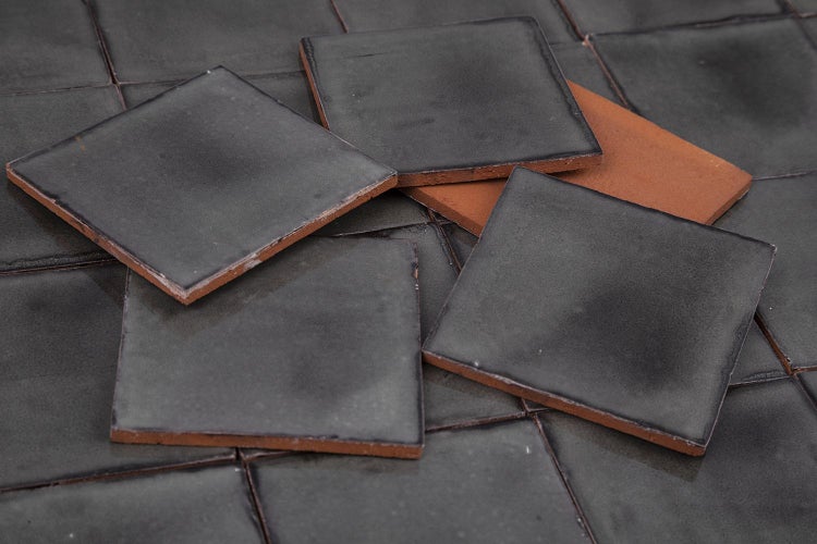 Quadratische Fliesen aus Keramik