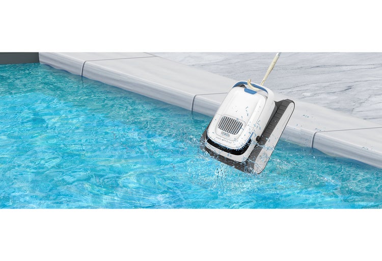 Poolroboter Pool Royal reinigt die Beckenwand eines Schwimmbeckens an der Wasserlinie unter spritzendem Wasser.