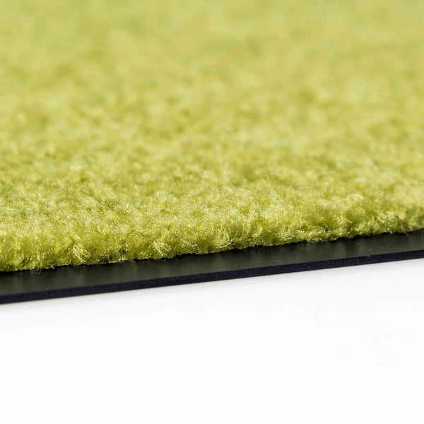 Detailaufnahme einer Rasenteppichoberfläche mit schwarzer Unterseite.