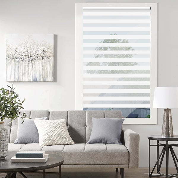 Kleiderständer mit Kleidung, Hut und Schuhen vor einer geometrischen Tapete