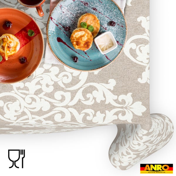 Abwaschbare Wachstuch-Tischdecke mit beigem Damast-Muster auf einem gedeckten Tisch, lebensmittelecht, ANRO Logo.