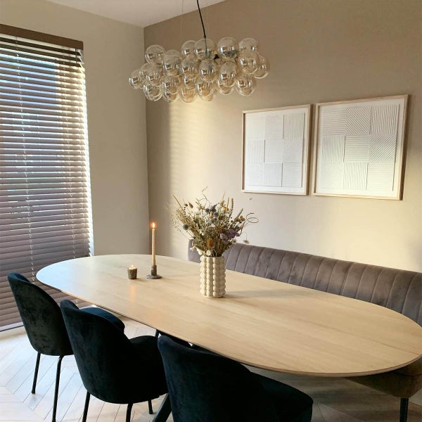 Esszimmer mit Esstisch, Stühlen, Sitzbank und Dekoration