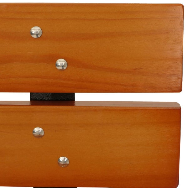 Detailansicht einer Holzbank mit Schrauben