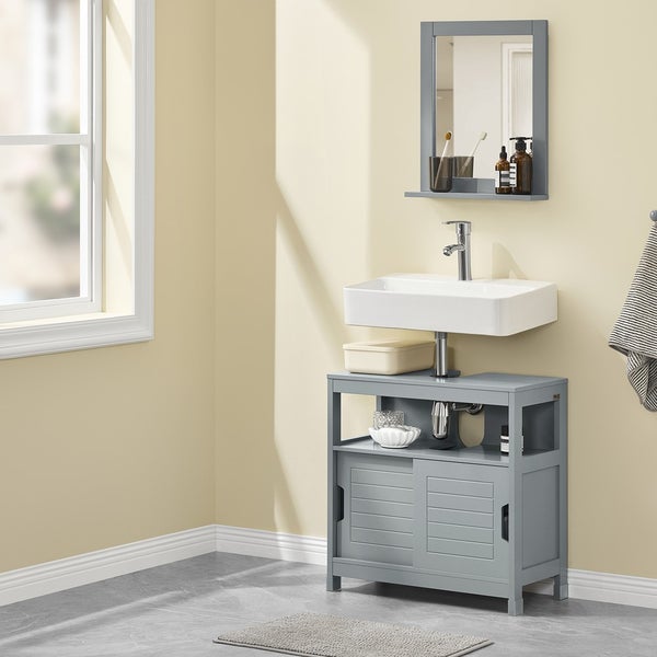 Badezimmer mit Waschbecken, Unterschrank und Spiegel