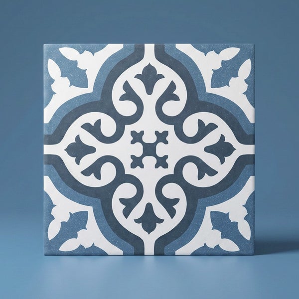 Quadratische Wandfliese oder Bodenfliese mit ornamentalem Muster im historischen Stil