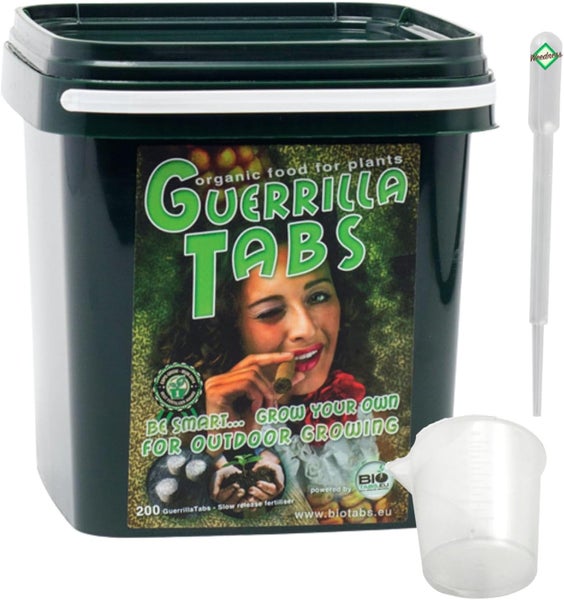 BioTabs Guerrilla Tabs organischer Langzeitdünger in Tablettenform, 200 Stück im Eimer, inklusive Pipette, Messbecher und BioTabs Logo.