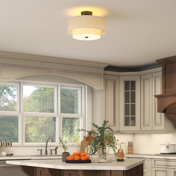 Zimmeransicht mit Deckenleuchte, Regal und Kinderbett