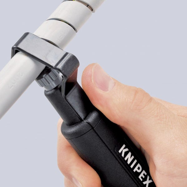 Knipex Installationsrohrschneider beim Schneiden eines Kunststoffrohrs