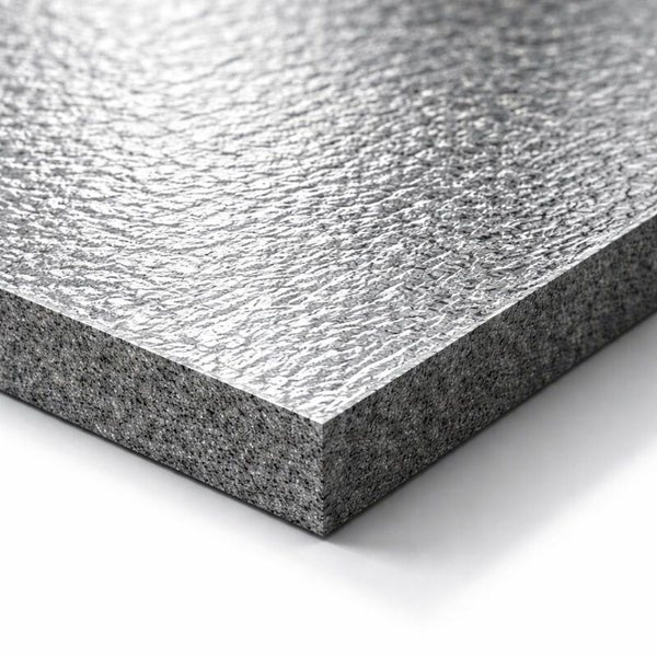 Graue Dämmplatte zur Wärmedämmung mit Schaumstoffkern und reflektierender, strukturierter Oberfläche.
