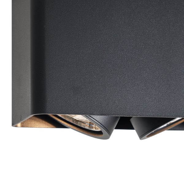 Nahaufnahme einer schwarzen Außenleuchte mit zwei Leuchtmitteln