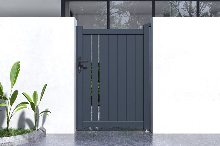 Gartentor aus Aluminium in Anthrazit mit vertikalen Lamellen und Türgriff, montiert zwischen zwei Mauern.