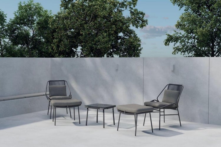 Modernes Gartenmöbel-Set bestehend aus zwei Sesseln mit Seilbespannung, zwei Hockern und einem quadratischen Beistelltisch auf einer Terrasse.