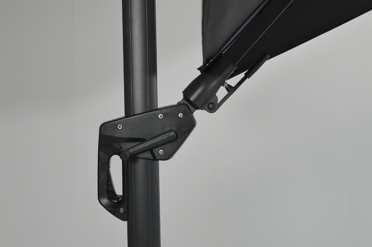 Kurbelmechanismus am Mast eines Ampelschirms zur Bedienung des Sonnenschirms.