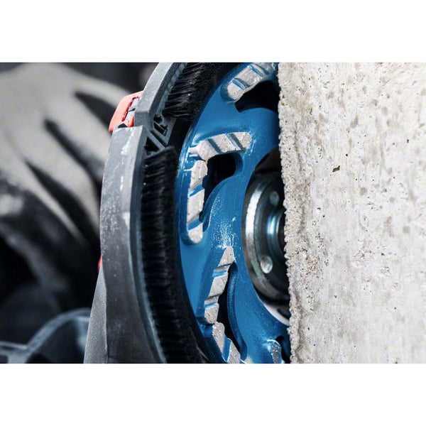 Nahaufnahme einer Betonschleifscheibe im Einsatz.