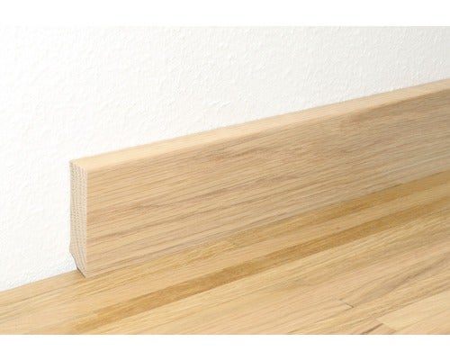 Sockelleiste aus Holz an Wand und Boden