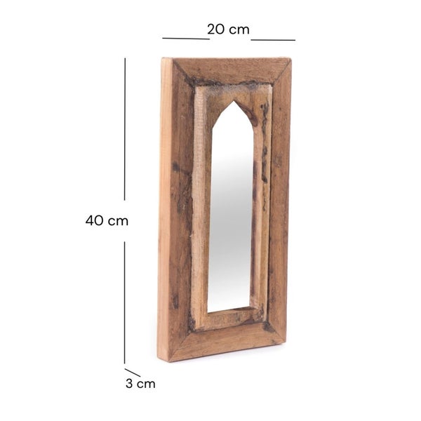 Rechteckiger Wandspiegel mit rustikalem Holzrahmen und bogenförmigem Ausschnitt, 40 Zentimeter hoch, 20 Zentimeter breit und 3 Zentimeter tief.