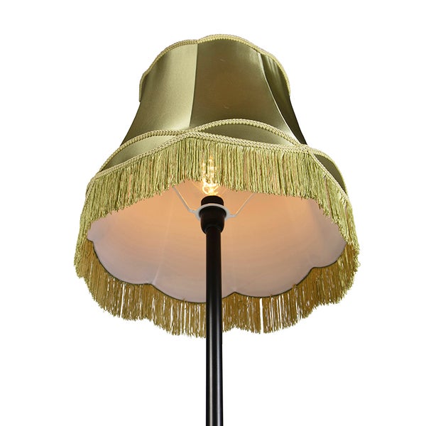 Stehlampe mit klassischem Stoffschirm und Fransen.