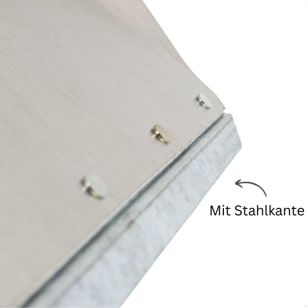 Schneeschieber Blatt aus Kunststoff mit robuster Stahlkante für effizientes Räumen.