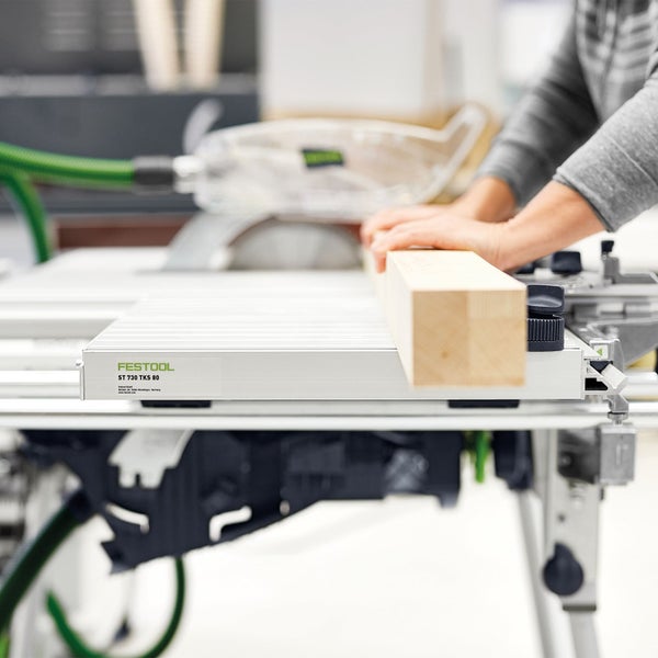 Festool Schiebetisch ST 730 TKS 80 an einer Tischkreissäge beim Sägen eines Holzbalkens.