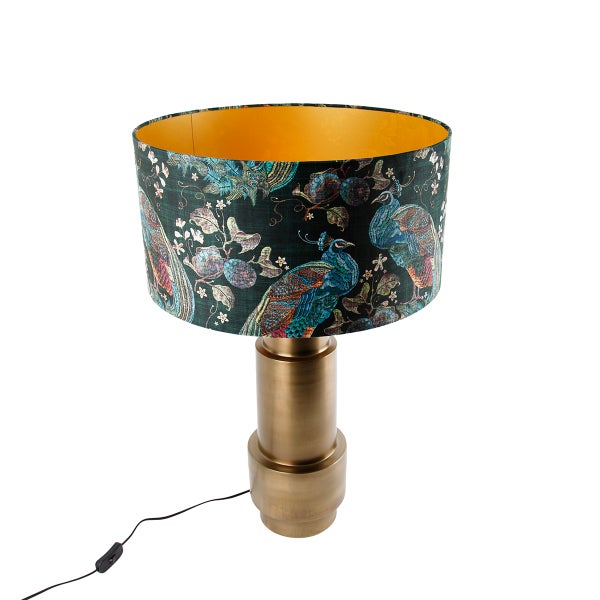 Tischleuchte mit Pfauenmuster auf dem Lampenschirm und einem Sockel aus Metall