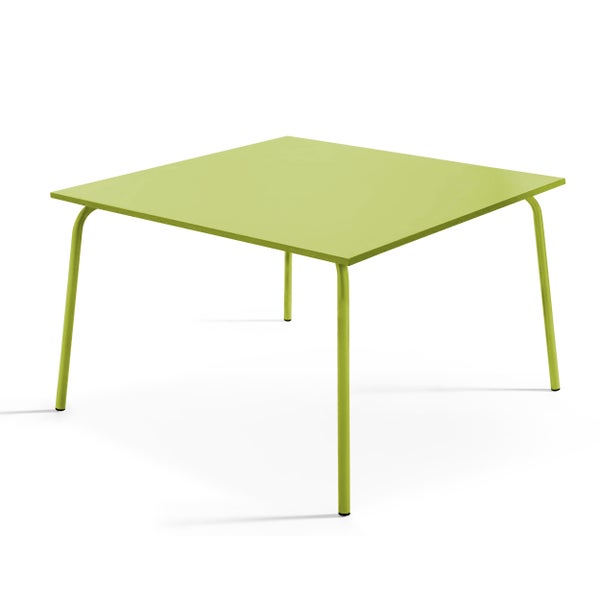 Quadratischer Gartentisch aus Metall in Grün.