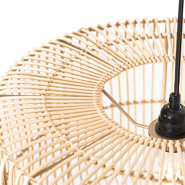 Detailansicht einer Pendelleuchte mit Schirm aus Rattan