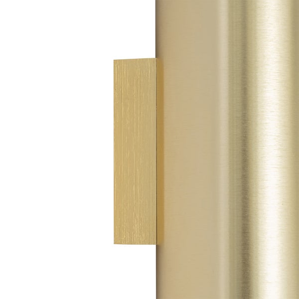 Nahaufnahme einer goldenen Wandleuchte mit rechteckiger Halterung