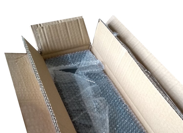 Produkt in geöffneter Kartonverpackung mit Luftpolsterfolie