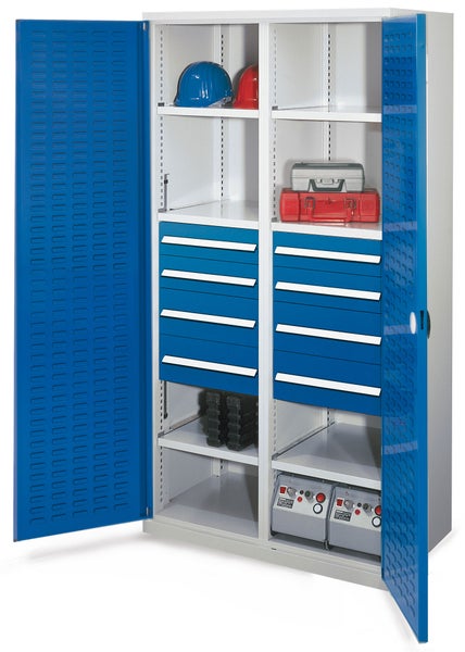 Metall-Werkzeugschrank mit zwei blauen Flügeltüren, sechs blauen Schubladen und Fachböden, gefüllt mit Helmen und Werkzeugkoffern.