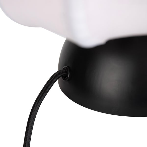 Nahaufnahme eines schwarzen Lampenfußes mit einem schwarzen textilummantelten Kabel.