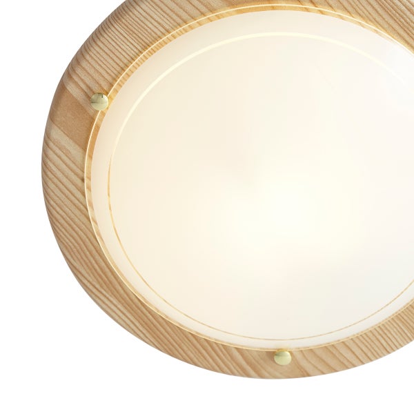 Runde Deckenleuchte mit Rahmen aus hellem Holz und weißem Diffusorglas.