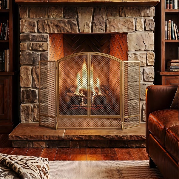 Kamin mit Steinfassade und brennendem Feuer, geschützt durch einen dreiteiligen metallenen Funkenschutz in einem Wohnzimmer mit Bücherregalen.