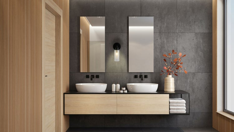 Modernes Badezimmer mit Doppelwaschtisch, Spiegeln und Holzakzenten