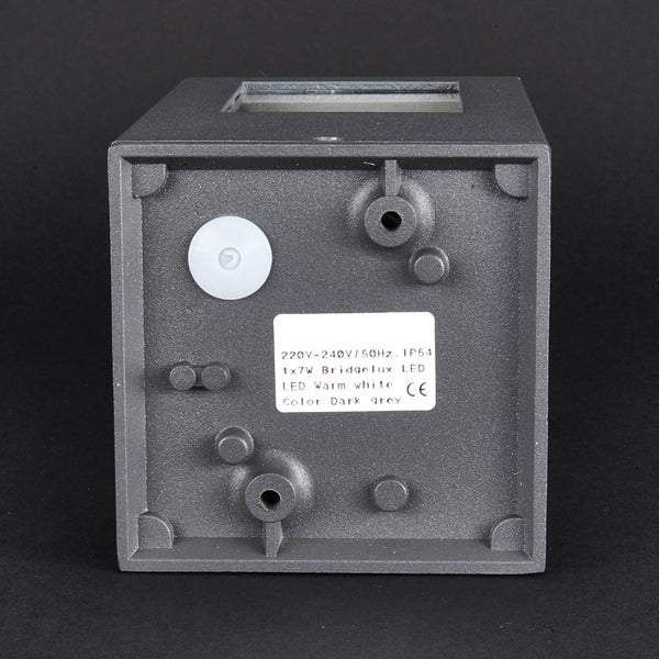 Rückseite einer quadratischen, dunkelgrauen LED Außenwandleuchte mit technischem Aufkleber, Montagevorrichtungen und einer Kabeldurchführung.