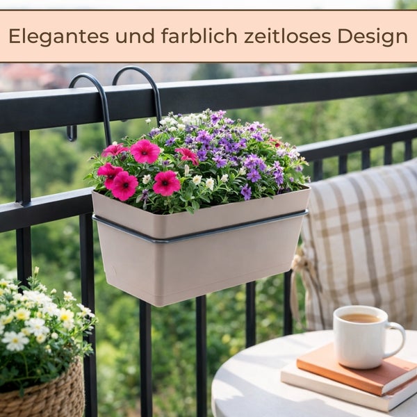 Dreiteiliges Set Balkonkästen aus Kunststoff mit Metallhalterungen zur Befestigung am Geländer.