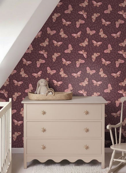 Kinderzimmer mit Tapete mit Schmetterlingsmuster, Kommode und Stuhl