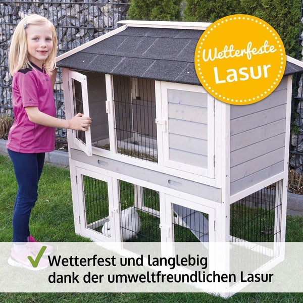 Zweistöckiger grau-weißer Kleintierstall aus Holz mit wetterfester, umweltfreundlicher Lasur und Bitumendach, im Garten aufgestellt.