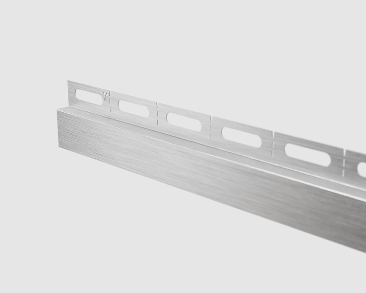 Metallprofil mit Langlöchern zur Befestigung, gebürstete Oberfläche.