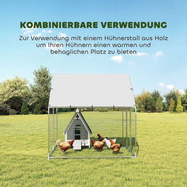 Großes Hühnerfreigehege aus Metall mit weißem Dach und kleinem Holz-Hühnerstall im Inneren, auf einer Wiese mit Hühnern.