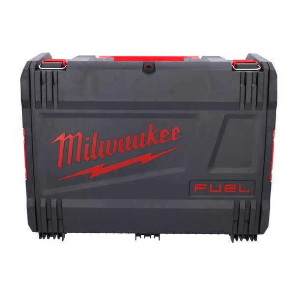 Schwarzer Milwaukee FUEL Werkzeugkoffer aus robustem Kunststoff mit rotem Logo.