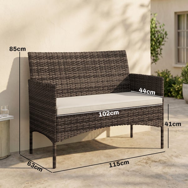 Dunkelbraune Gartenbank aus Polyrattan mit Kissen. Maße: Breite 115 Zentimeter, Höhe 85 Zentimeter, Tiefe 63 Zentimeter, Sitzhöhe 41 Zentimeter.