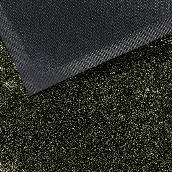 Detailansicht einer Fußmatte und eines Rasenteppichs.