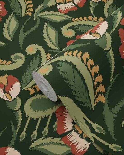 Vliestapete mit abstraktem floralem Ikat-Muster in Dunkelgrün, Rot und Beige.