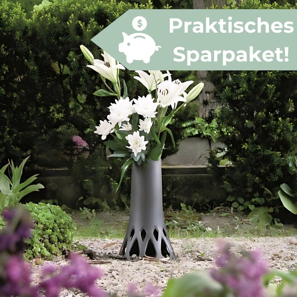Grabvase mit weißen Blumen in einer Gartenumgebung mit Hinweisschild auf ein praktisches Sparpaket